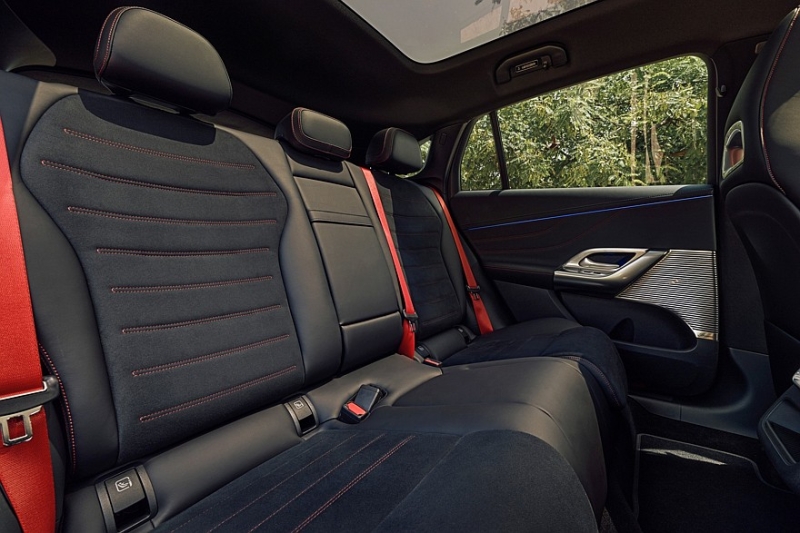 Mercedes-Benz GLC with EQ Technology: 800 вольт, пиксельный «гриль» и фоторамка в «базе»
